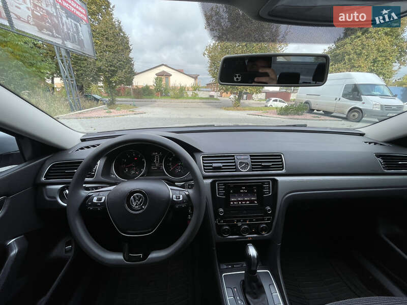 Седан Volkswagen Passat 2016 в Ровно