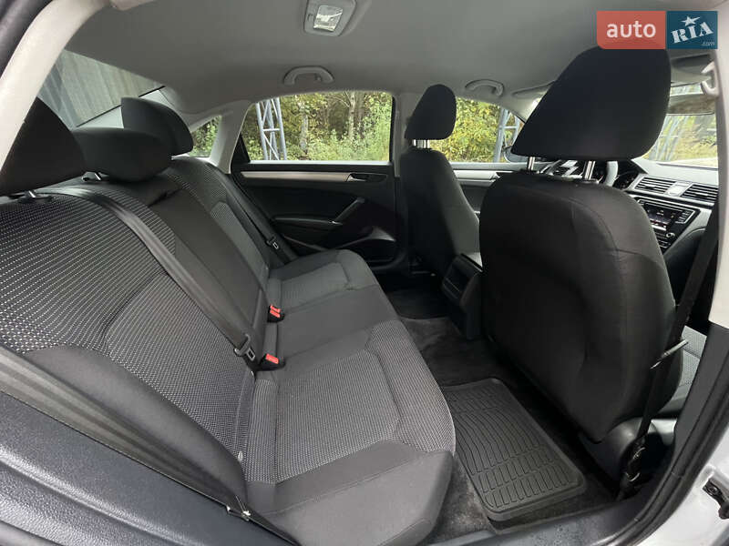 Седан Volkswagen Passat 2016 в Ровно