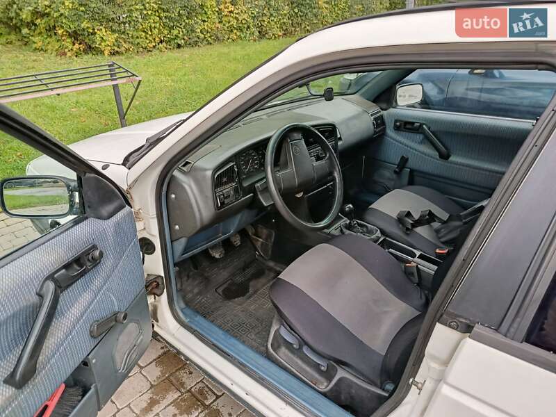 Універсал Volkswagen Passat 1989 в Чернівцях