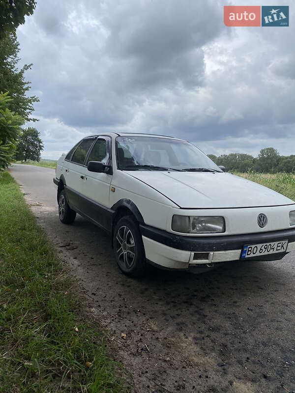 Седан Volkswagen Passat 1988 в Львове