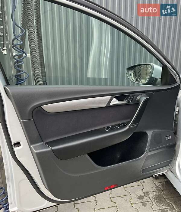 Универсал Volkswagen Passat 2011 в Дрогобыче