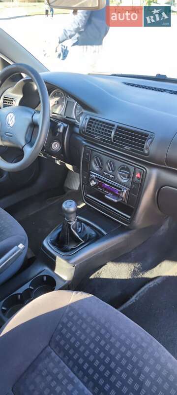 Седан Volkswagen Passat 2002 в Киеве