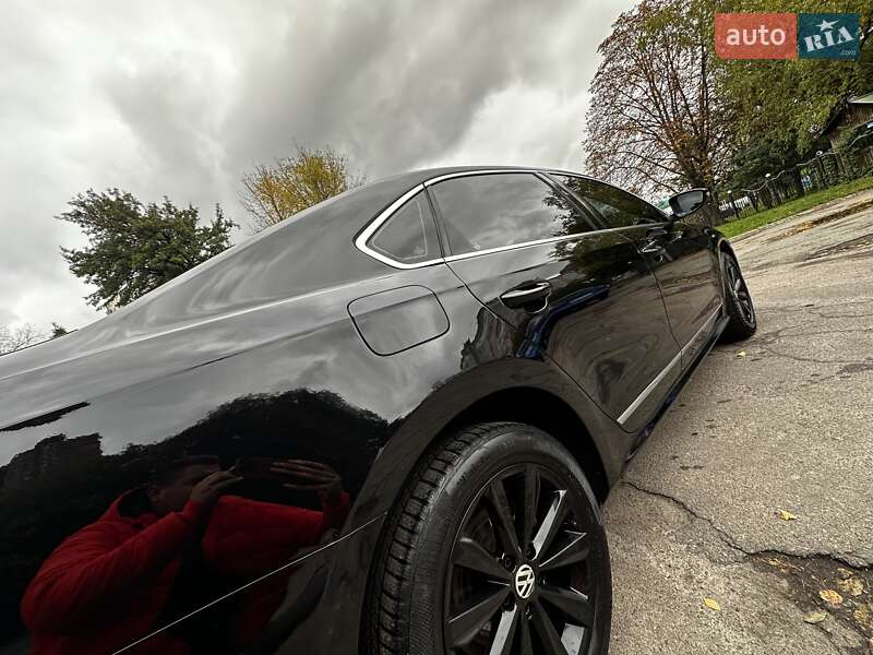 Седан Volkswagen Passat 2011 в Киеве