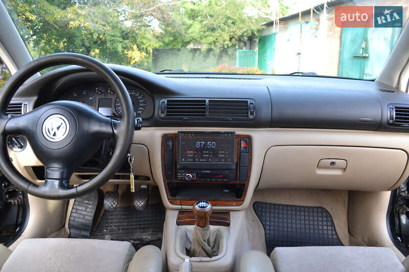 Седан Volkswagen Passat 2000 в Чутове