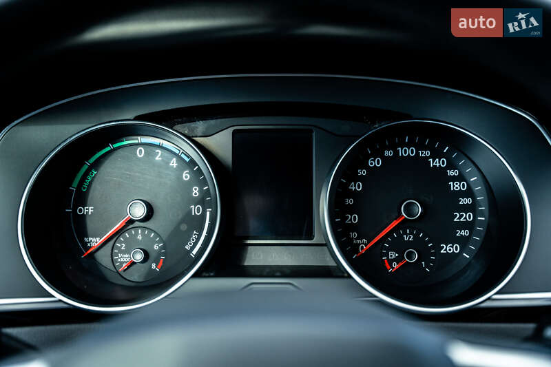 Универсал Volkswagen Passat 2021 в Киеве