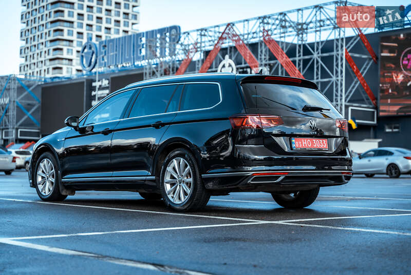 Универсал Volkswagen Passat 2021 в Киеве
