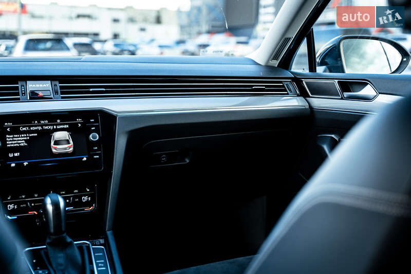 Универсал Volkswagen Passat 2021 в Киеве