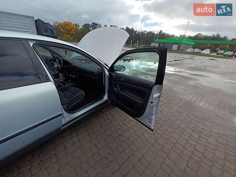 Седан Volkswagen Passat 1998 в Бродах