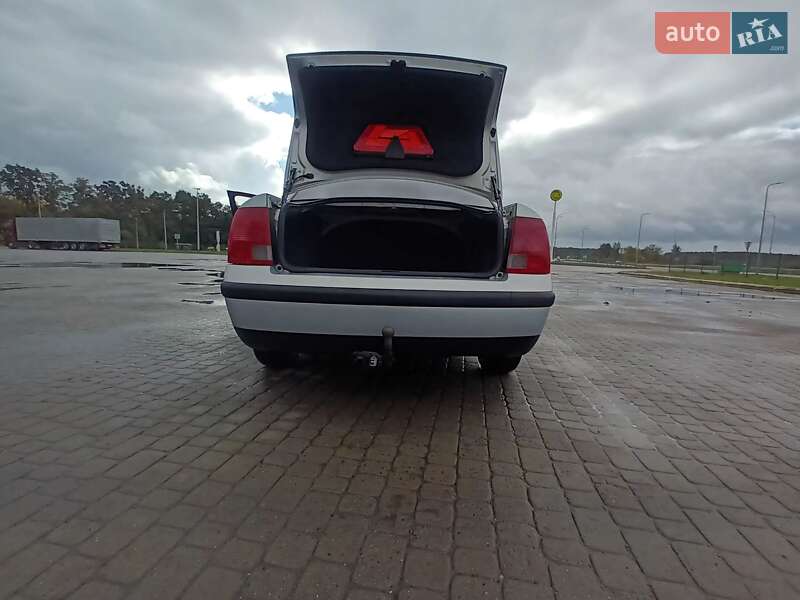 Седан Volkswagen Passat 1998 в Бродах