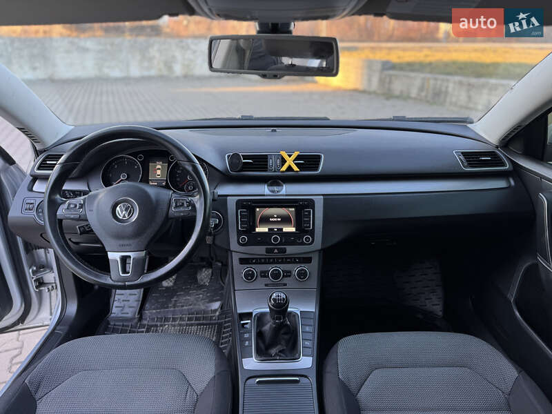 Седан Volkswagen Passat 2012 в Ивано-Франковске