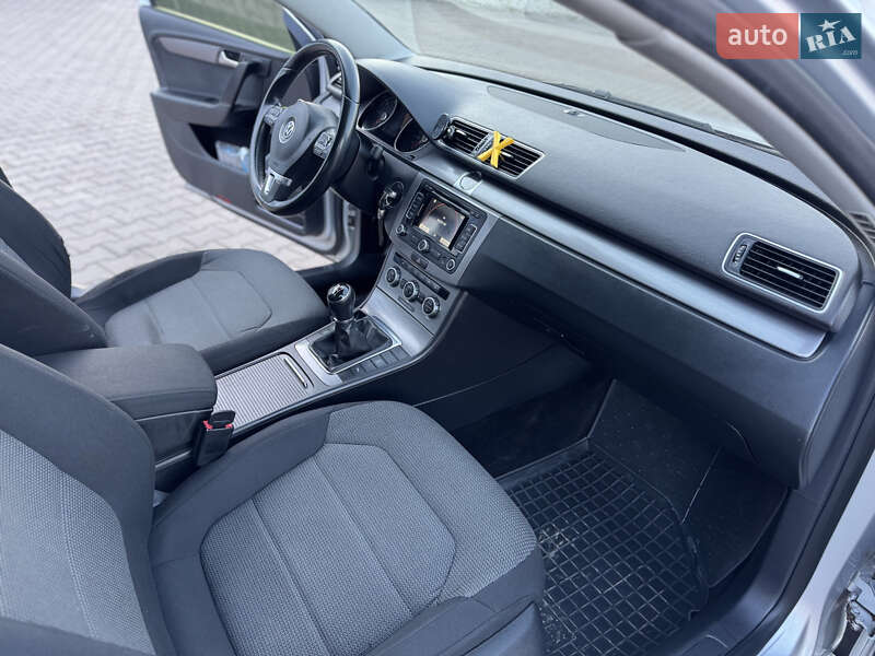 Седан Volkswagen Passat 2012 в Ивано-Франковске