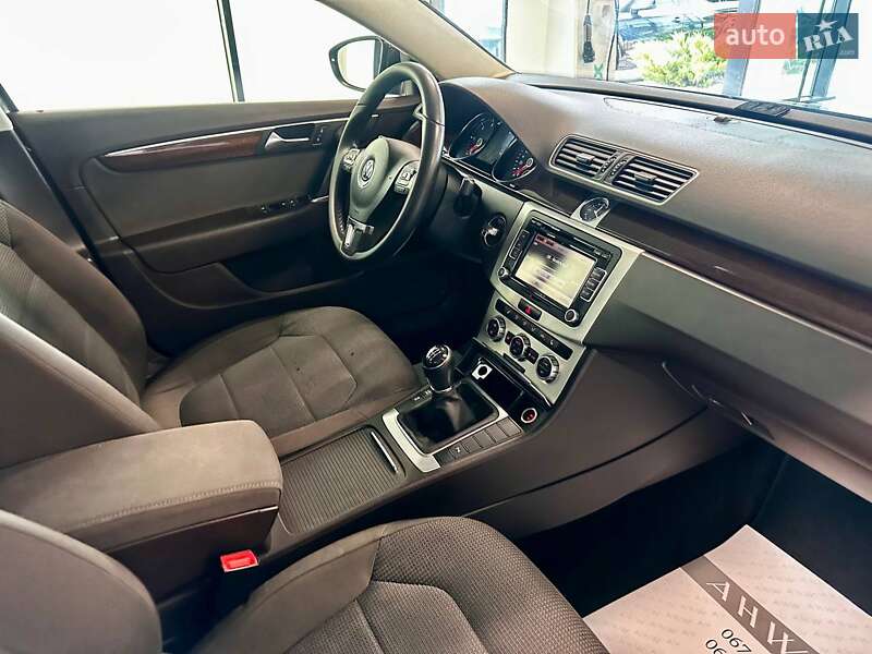 Седан Volkswagen Passat 2013 в Львове