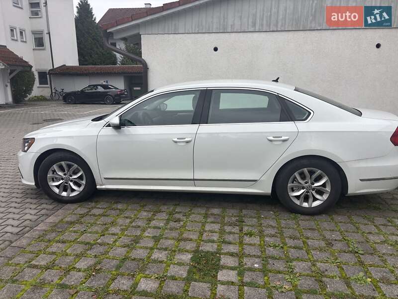 Седан Volkswagen Passat 2015 в Львове