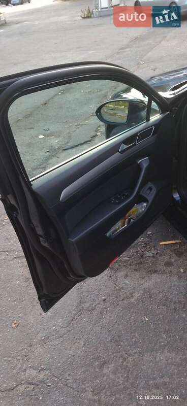 Универсал Volkswagen Passat 2018 в Киеве