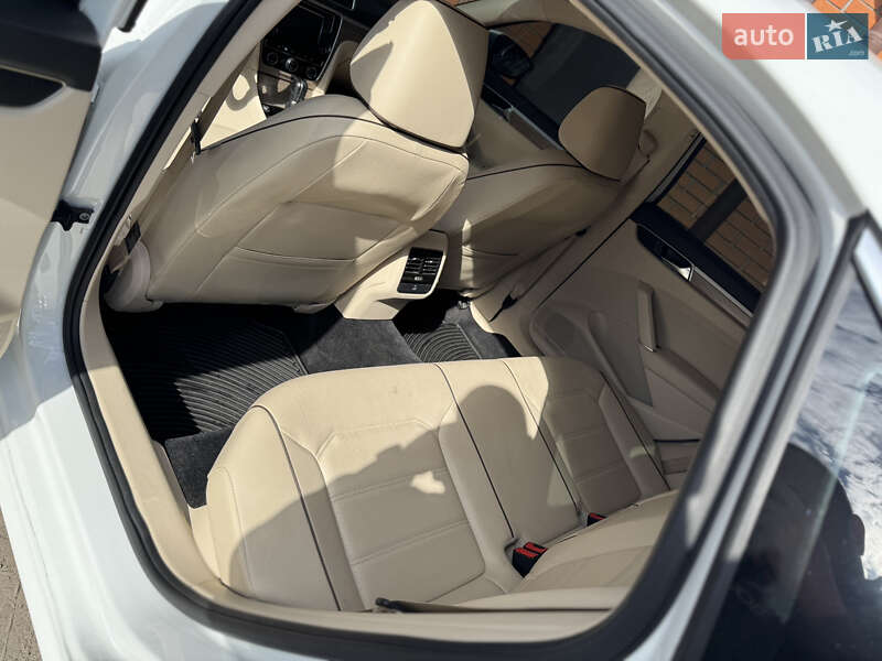 Седан Volkswagen Passat 2017 в Дніпрі