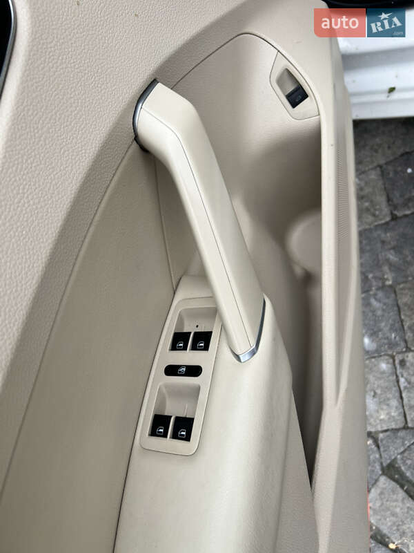 Седан Volkswagen Passat 2012 в Львове