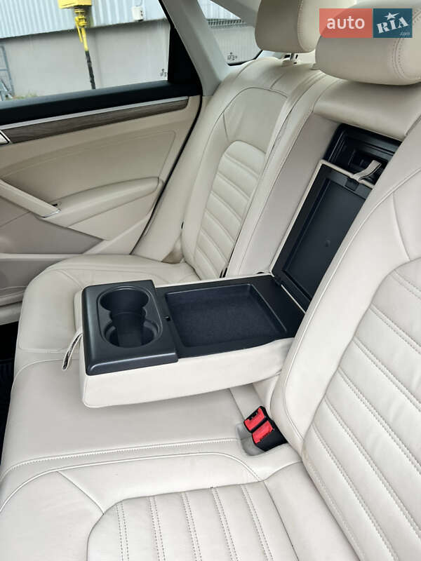 Седан Volkswagen Passat 2012 в Львове