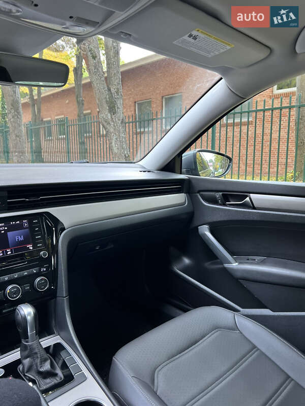 Седан Volkswagen Passat 2020 в Львове