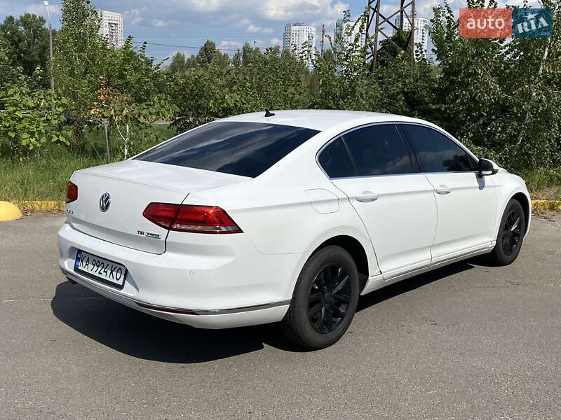 Седан Volkswagen Passat 2015 в Киеве