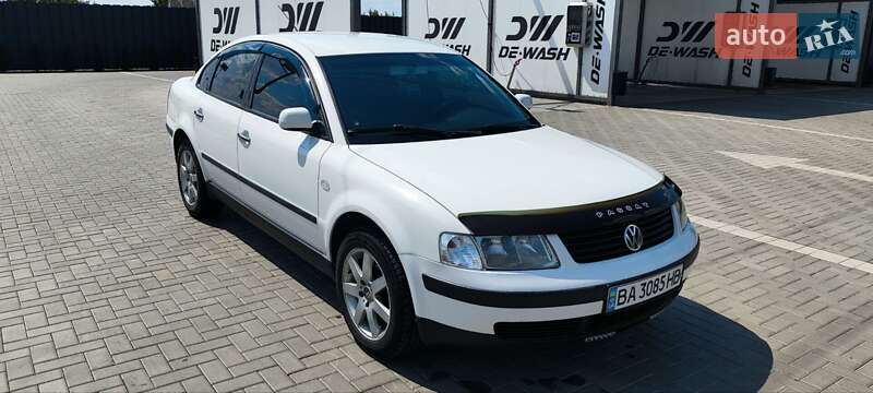 Седан Volkswagen Passat 2000 в Помічній