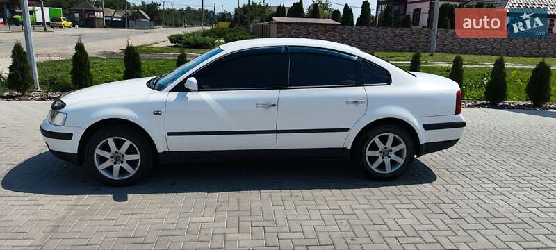 Седан Volkswagen Passat 2000 в Помічній
