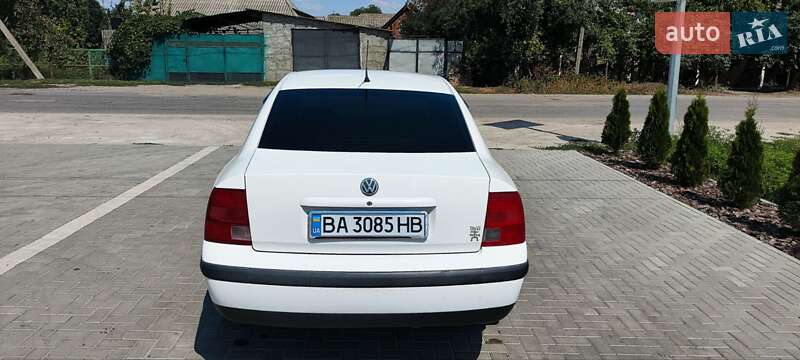 Седан Volkswagen Passat 2000 в Помічній