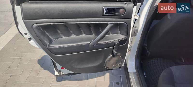 Седан Volkswagen Passat 2000 в Помічній