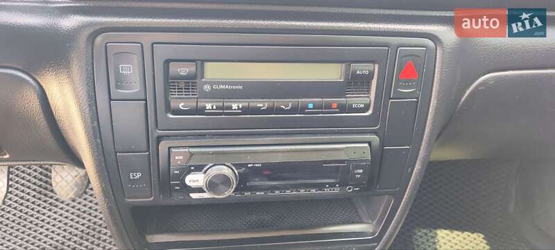 Седан Volkswagen Passat 2000 в Помічній