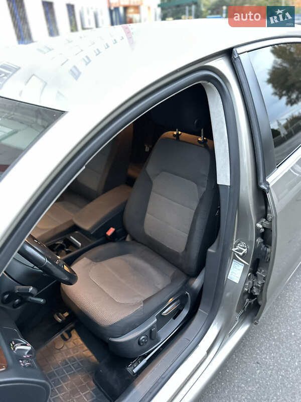 Седан Volkswagen Passat 2011 в Киеве