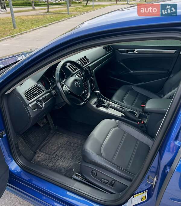 Седан Volkswagen Passat 2016 в Ровно