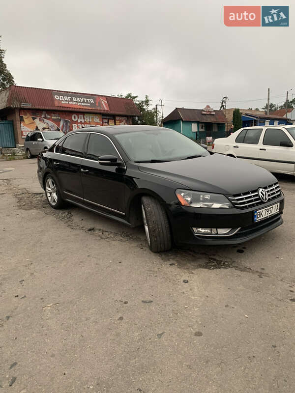 Седан Volkswagen Passat 2011 в Ровно