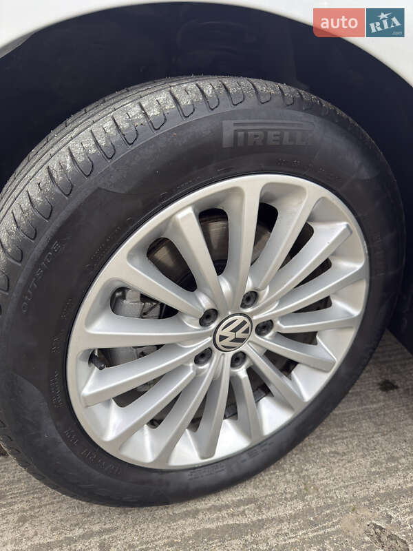 Седан Volkswagen Passat 2015 в Чернівцях