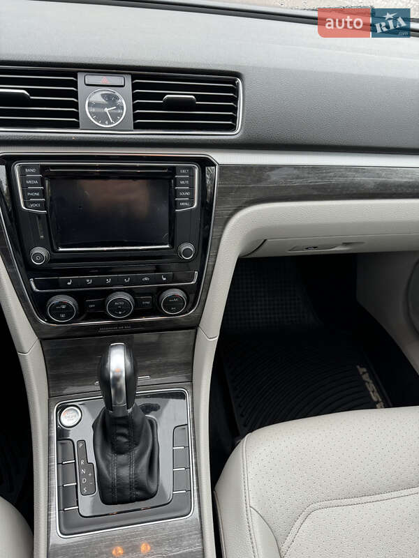 Седан Volkswagen Passat 2017 в Ровно