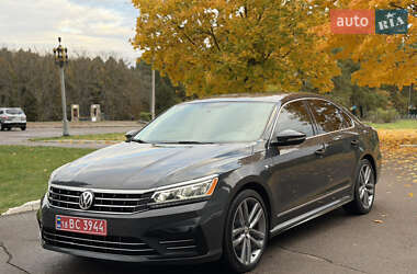 Седан Volkswagen Passat 2017 в Ровно