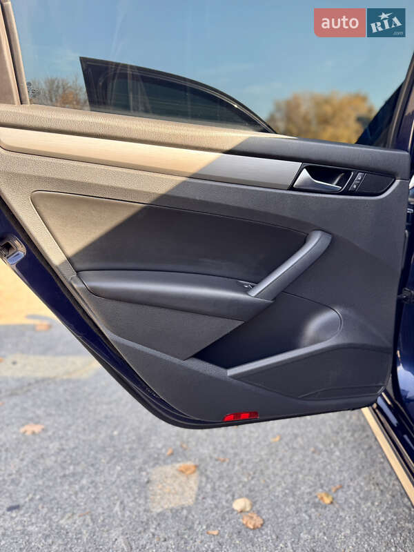 Седан Volkswagen Passat 2014 в Лозовой