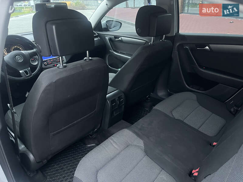 Седан Volkswagen Passat 2011 в Ровно