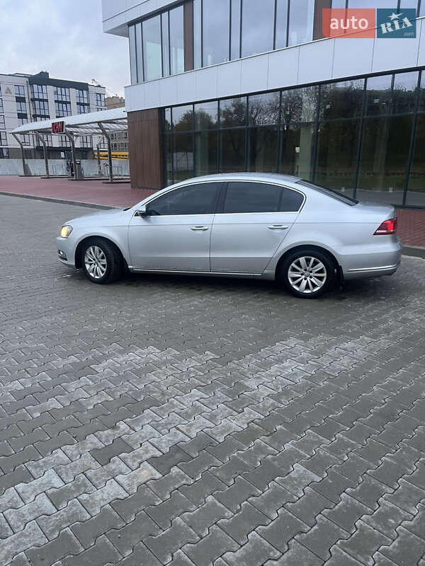 Седан Volkswagen Passat 2011 в Ровно
