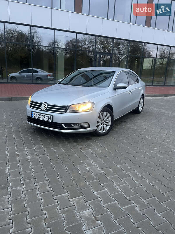 Седан Volkswagen Passat 2011 в Ровно