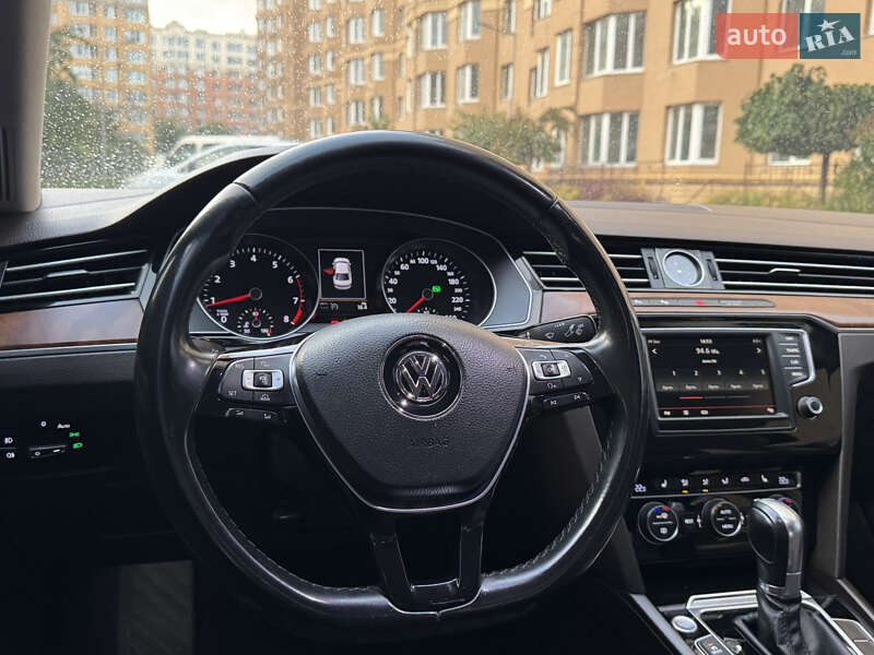 Седан Volkswagen Passat 2015 в Киеве