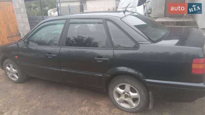 Седан Volkswagen Passat 1994 в Костополе