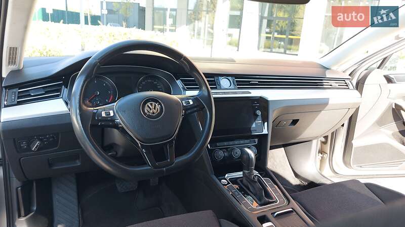 Седан Volkswagen Passat 2016 в Києві