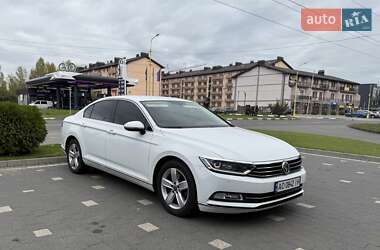 Седан Volkswagen Passat 2015 в Ужгороді