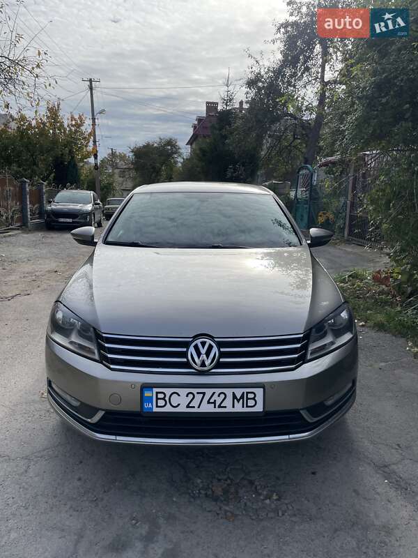 Седан Volkswagen Passat 2012 в Львове