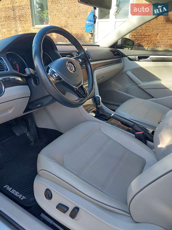 Седан Volkswagen Passat 2016 в Івано-Франківську