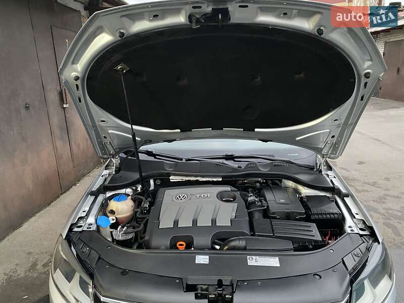 Седан Volkswagen Passat 2012 в Києві