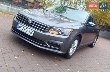 Седан Volkswagen Passat 2017 в Ровно