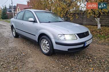 Седан Volkswagen Passat 2000 в Стрые