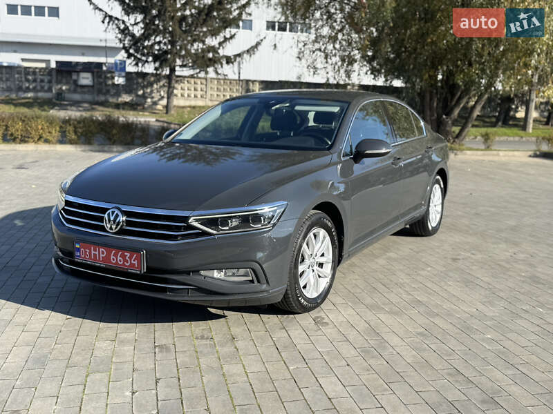 Седан Volkswagen Passat 2020 в Луцке