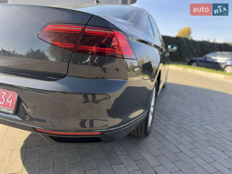 Седан Volkswagen Passat 2020 в Луцке