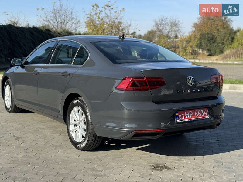 Седан Volkswagen Passat 2020 в Луцке